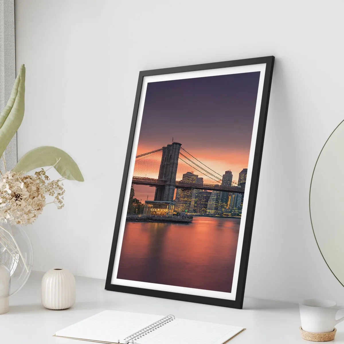 Pôster com moldura preta - Ponte do Brooklyn à noite com a cidade iluminada ao fundo - 50x70cm - Imersa no silêncio lilás - Decoração de parede moderna para a sala de estar e quarto ARTTOR