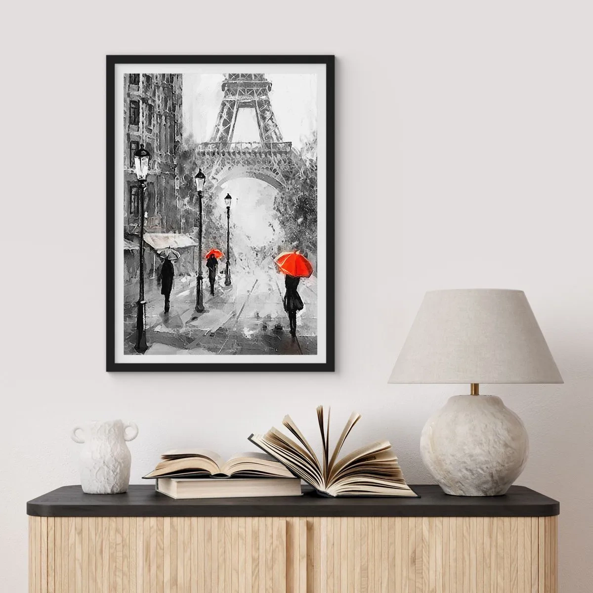 Pôster com moldura preta - Torre Eiffel em preto e branco com guarda-chuvas vermelhos na chuva - 50x70cm - Todos os caminhos levam a ela - Decoração de parede moderna para a sala de estar e quarto ARTTOR