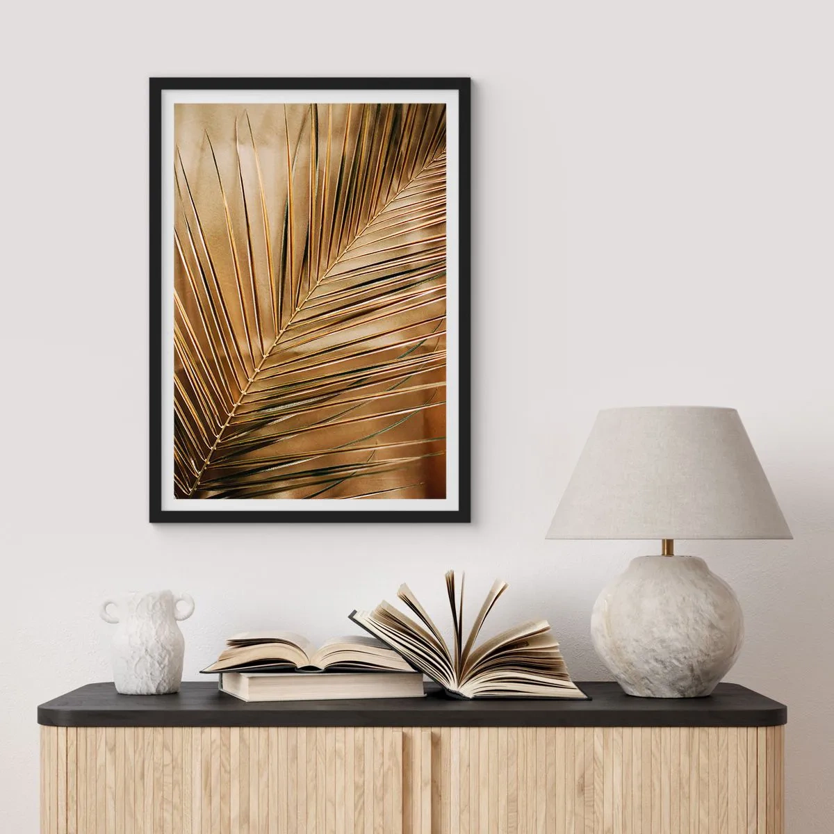 Pôster com moldura preta - Folha de palmeira dourada sobre um fundo elegante - 50x70cm - Colunata natural - Decoração de parede moderna para a sala de estar e quarto ARTTOR