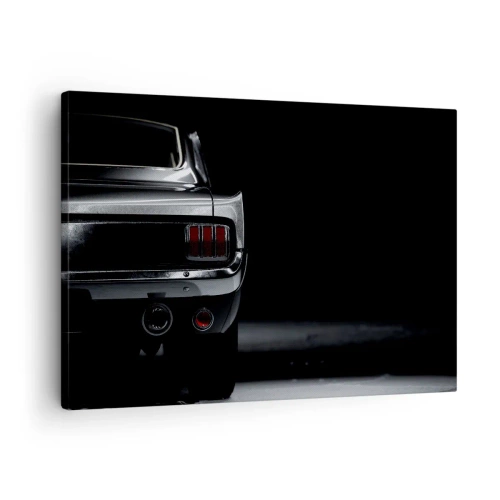 Quadro em tela - Uma imagem em preto e branco da traseira de um carro clássico contra um fundo escuro. - 70x50cm - O charme do clássico - Decoração de parede moderna para a sala de estar e quarto ARTTOR