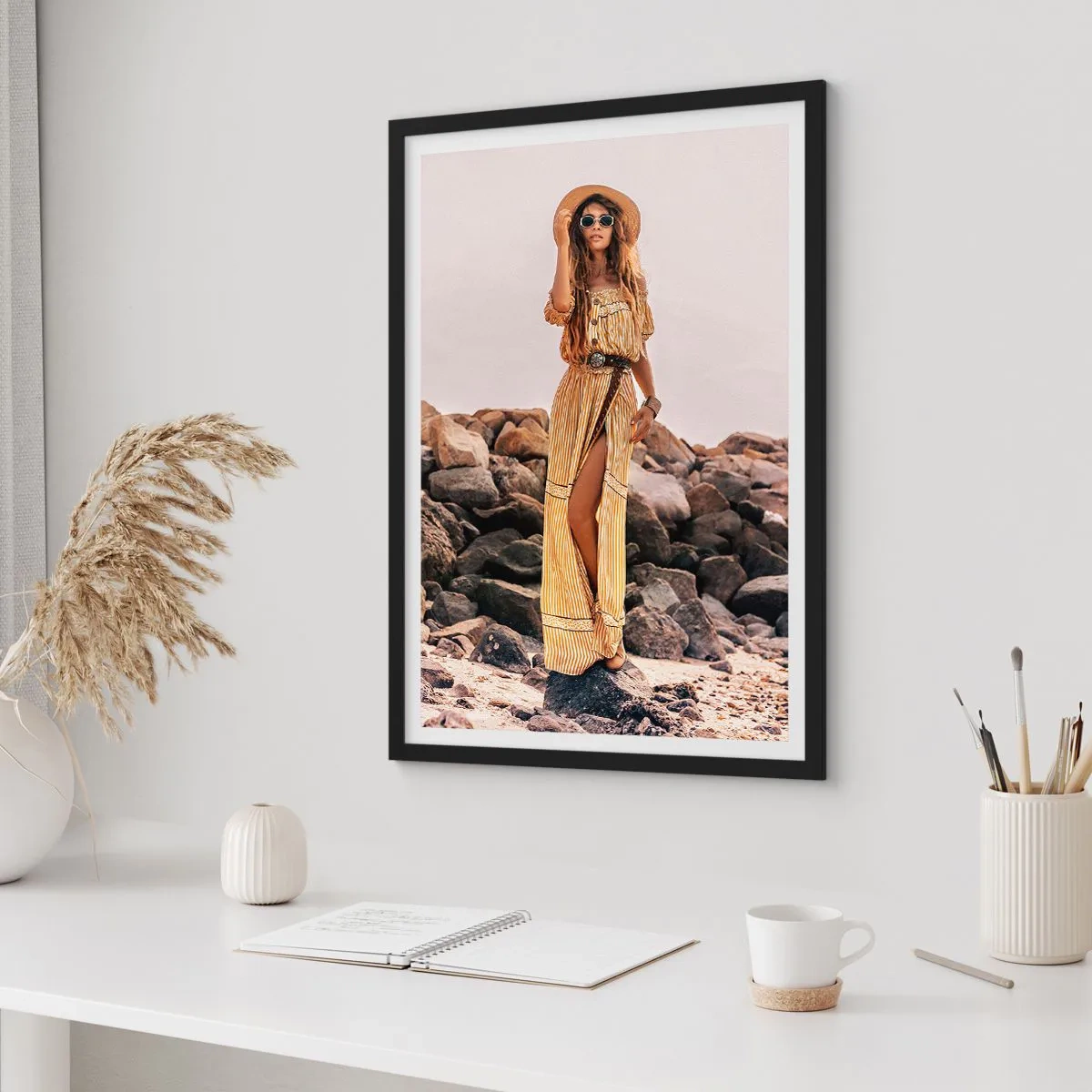 Pôster com moldura preta - Mulher estilosa com um vestido boho em um cenário rochoso - 50x70cm - A magia das pedras - Decoração de parede moderna para a sala de estar e quarto ARTTOR