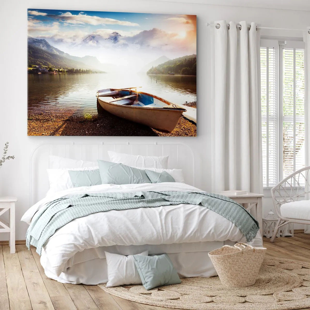 Quadro em tela - Um barco na margem de um lago com vista para as montanhas pela manhã - 70x50cm - Sobre águas grandes e límpidas - Decoração de parede moderna para a sala de estar e quarto ARTTOR