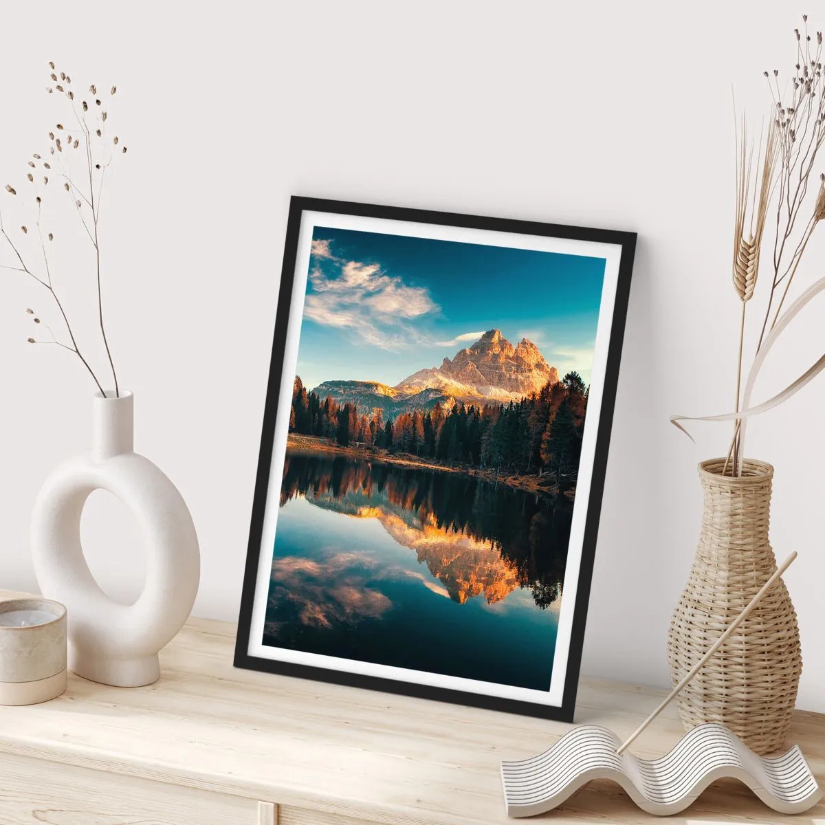 Pôster com moldura preta - Um pico de montanha refletido em um lago calmo - 50x70cm - Paisagem dupla - Decoração de parede moderna para a sala de estar e quarto ARTTOR
