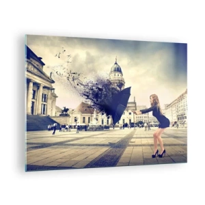 Quadro em vidro - Uma mulher com um guarda-chuva tendo como pano de fundo uma praça da cidade em uma composição artística - 70x50cm - Há um vento... - Decoração de parede moderna para a sala de estar e quarto ARTTOR