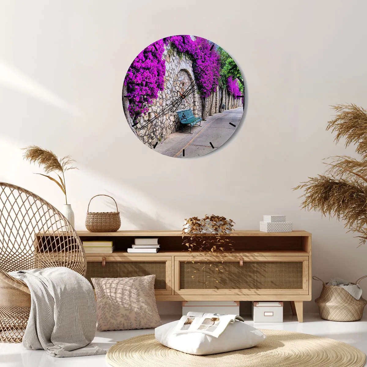 Relógio de parede - Relógio em vidro - Uma rua com um muro de pedra e flores roxas - 30x30cm - Vamos encontrar-nos o mais depressa possível - Decoração de parede moderna para a sala de estar, cozinha e quarto ARTTOR
