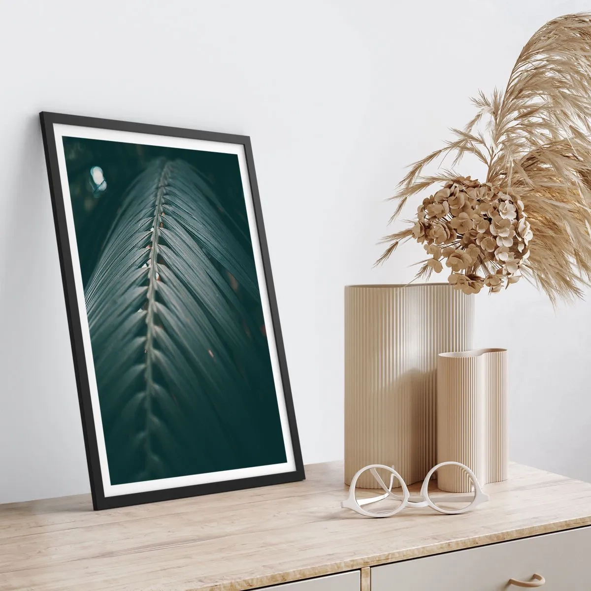 Pôster com moldura preta - Uma folha de palmeira em tom escuro com iluminação suave - 50x70cm - A precisão da natureza - Decoração de parede moderna para a sala de estar e quarto ARTTOR