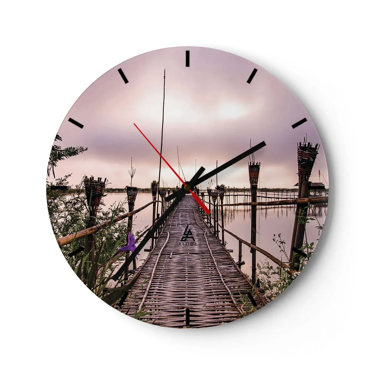 Relógio de parede - Relógio em vidro - Uma ponte de bambu que leva às profundezas de um lago tranquilo - 30x30cm - Paz e tranquilidade da Ásia - Decoração de parede moderna para a sala de estar, cozinha e quarto ARTTOR