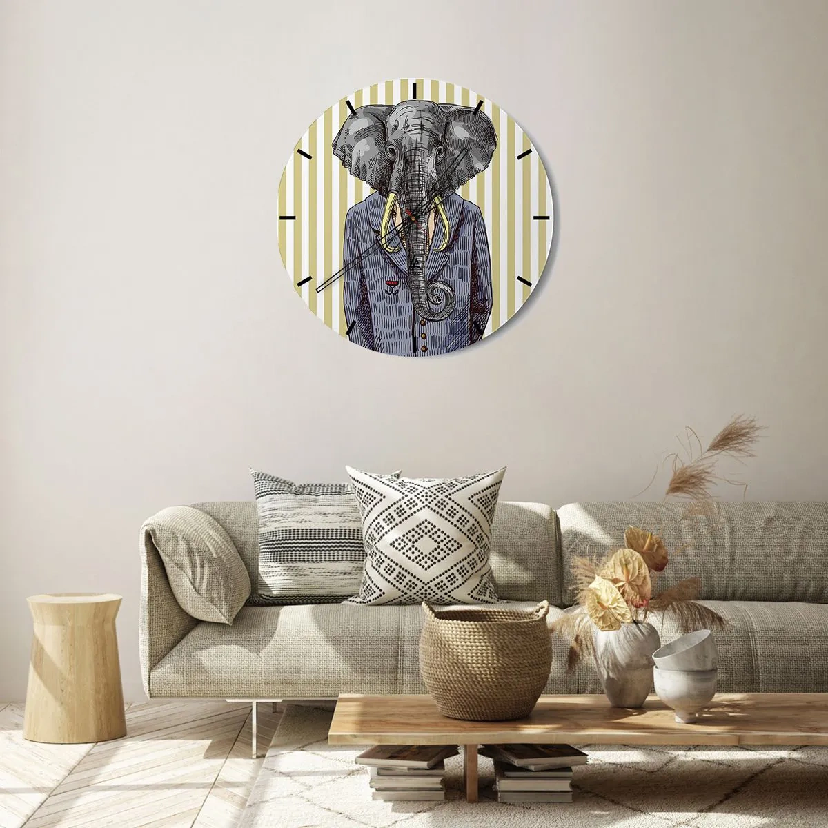 Relógio de parede - Relógio em vidro - Um desenho elegante de um elefante de terno sobre um fundo de listras verticais. - 30x30cm - Elegante por natureza - Decoração de parede moderna para a sala de estar, cozinha e quarto ARTTOR