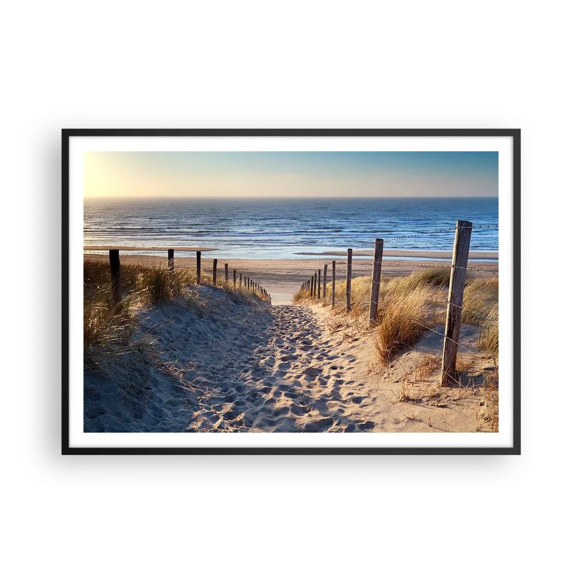Pôster com moldura preta - O som do mar, o canto dos pássaros, a praia selvagem entre a relva... - 100x70 cm