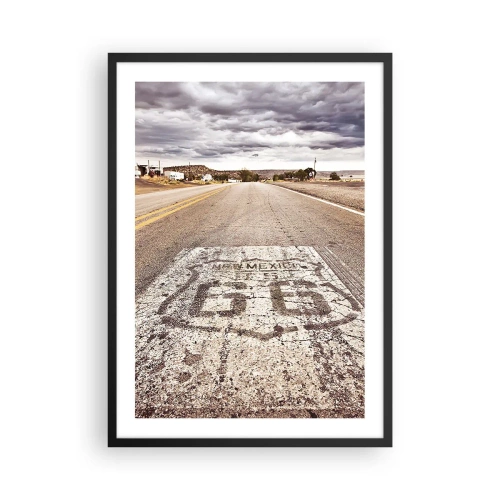 Pôster com moldura preta - Uma estrada com o símbolo da Rota 66 passando por uma paisagem desértica - 50x70cm - Mother Road - uma lenda americana - Decoração de parede moderna para a sala de estar e quarto ARTTOR