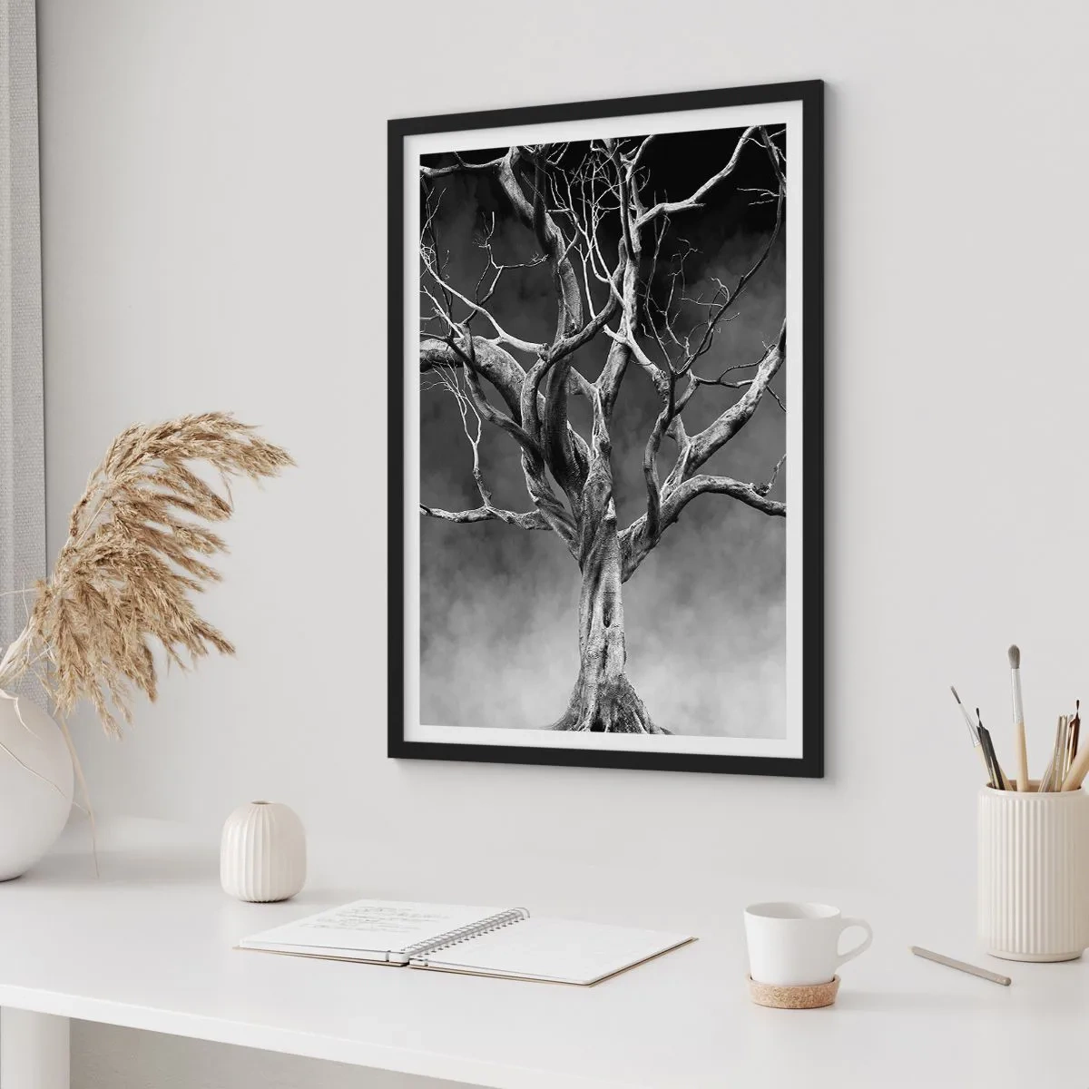 Pôster com moldura preta - Imagem em preto e branco de uma árvore contra um fundo de neblina - 50x70cm - Primitivo e sagrado - Decoração de parede moderna para a sala de estar e quarto ARTTOR