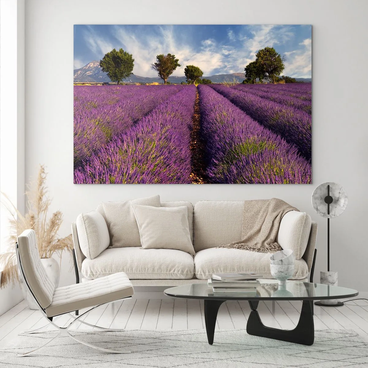 Quadro em vidro - Um campo de lavanda com árvores e um cenário de montanhas - 70x50cm - Prados de lavanda - Decoração de parede moderna para a sala de estar e quarto ARTTOR