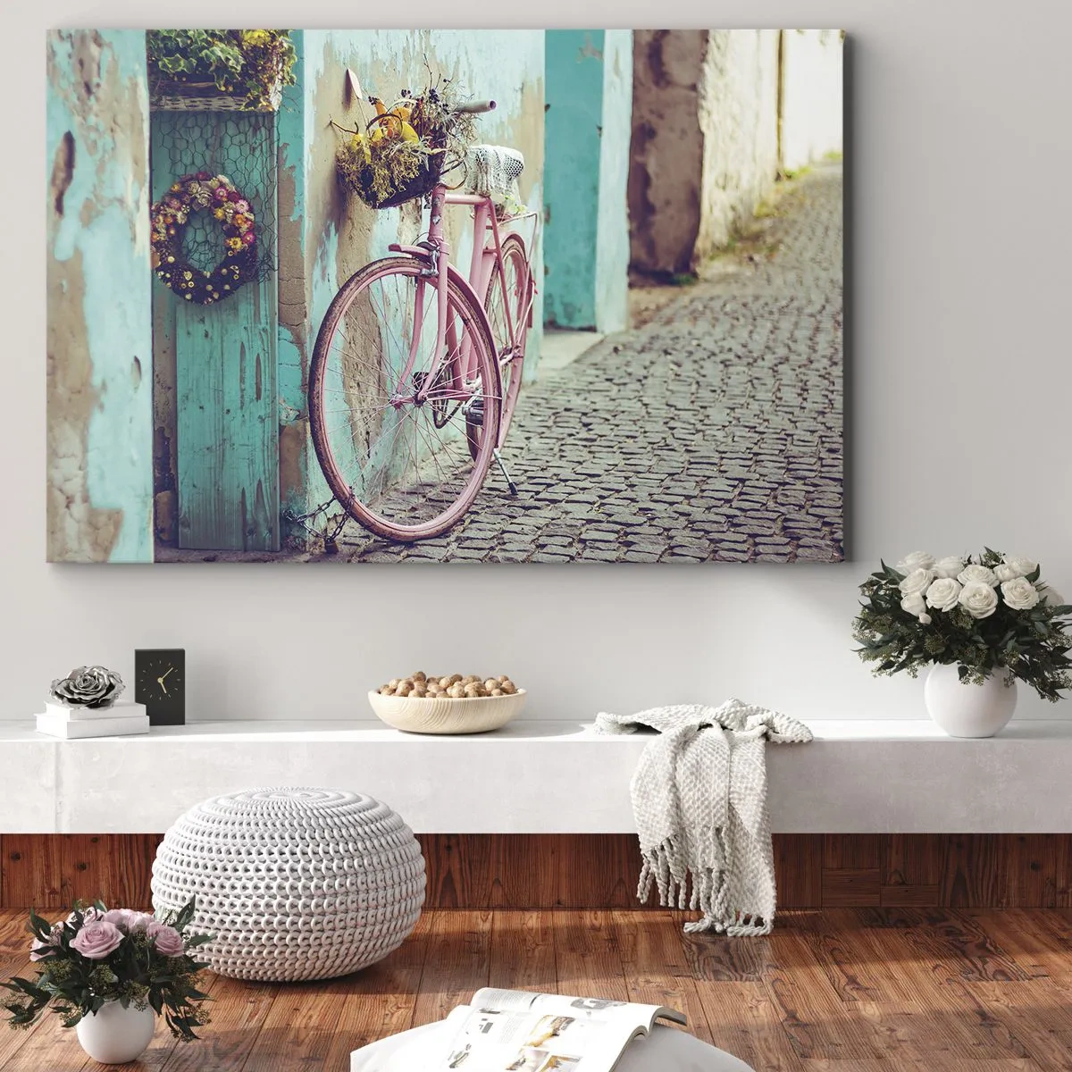 Quadro em tela - Uma bicicleta rosa perto de uma porta turquesa - 70x50cm - Volto logo - Decoração de parede moderna para a sala de estar e quarto ARTTOR