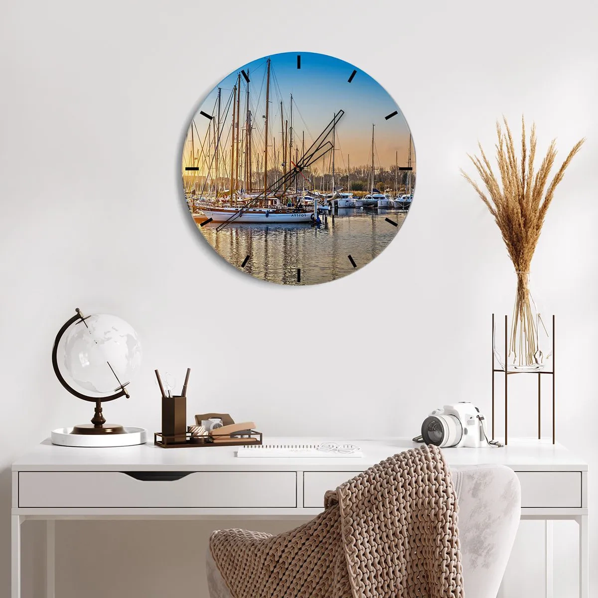 Relógio de parede - Relógio em vidro - Marina com veleiros à luz do pôr do sol - 30x30cm - O vento também deve dormir  - Decoração de parede moderna para a sala de estar, cozinha e quarto ARTTOR