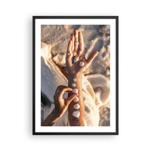 Pôster com moldura preta - Mãos decoradas com conchas em um fundo arenoso - 50x70cm - Beleza na ponta dos dedos - Decoração de parede moderna para a sala de estar e quarto ARTTOR