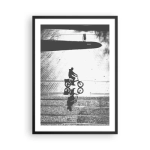 Pôster com moldura preta - Silhueta de um ciclista com reflexo em uma poça d'água em estilo preto e branco - 50x70cm - Em frente, pela cidade - Decoração de parede moderna para a sala de estar e quarto ARTTOR