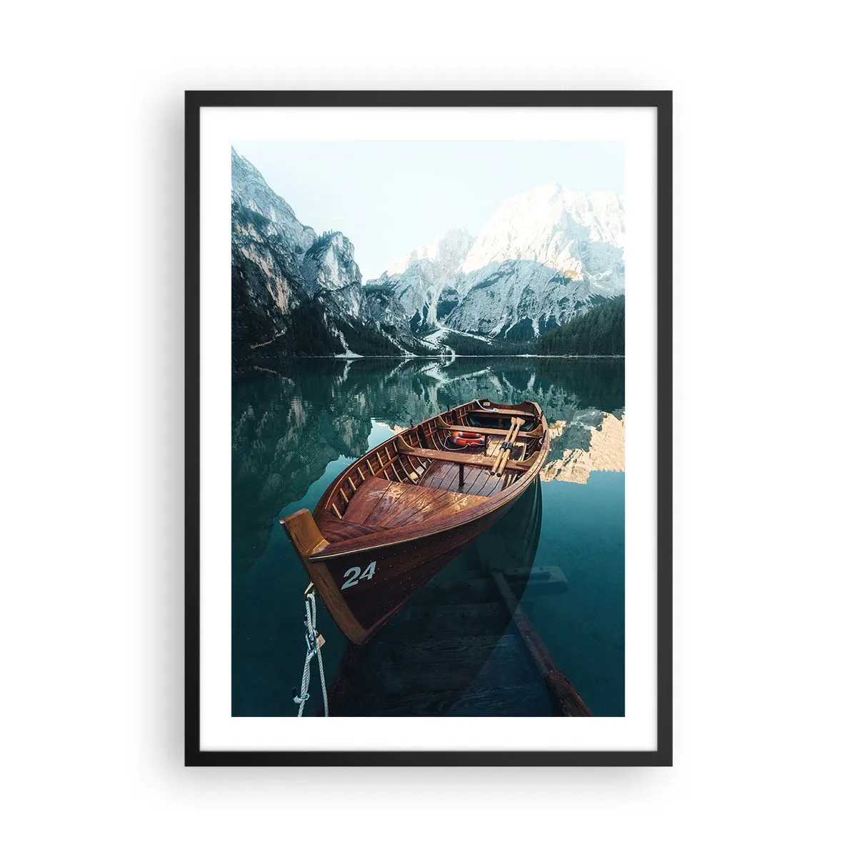 Pôster com moldura preta - Um barco de madeira em um lago calmo cercado por montanhas - 50x70cm - Como em vidro pintado - Decoração de parede moderna para a sala de estar e quarto ARTTOR