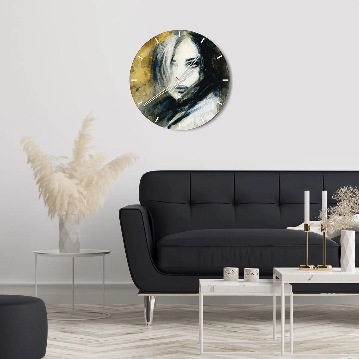 Relógio de parede - Relógio em vidro - Retrato de uma mulher em estilo artístico em tons de dourado e preto - 30x30cm - Mais inocente ou sensual? - Decoração de parede moderna para a sala de estar, cozinha e quarto ARTTOR