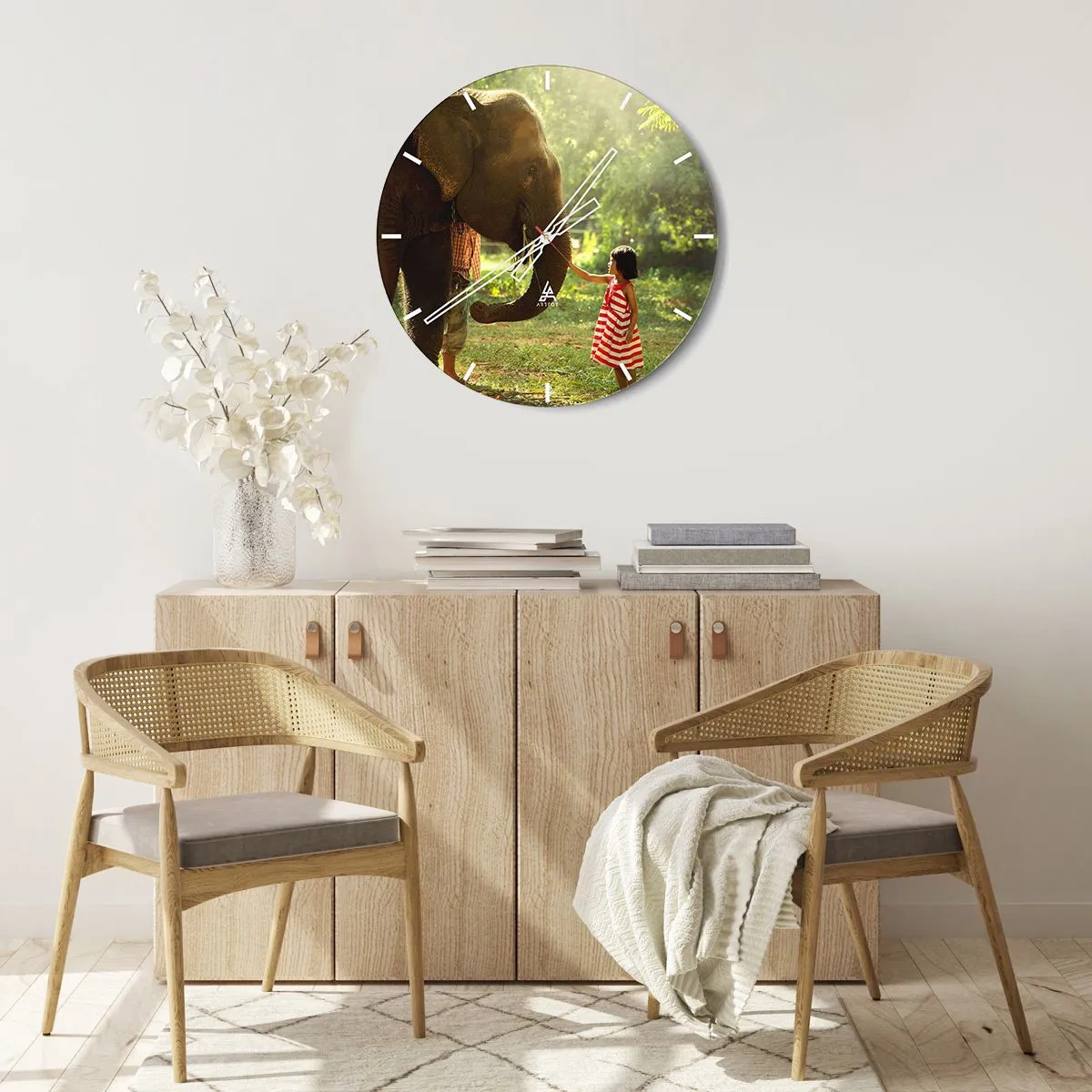 Relógio de parede - Relógio em vidro - Uma garota de vestido vermelho toca a tromba de um elefante na floresta. - 30x30cm - O poder da amizade - Decoração de parede moderna para a sala de estar, cozinha e quarto ARTTOR