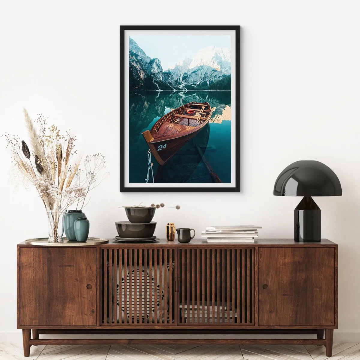 Pôster com moldura preta - Um barco de madeira em um lago calmo cercado por montanhas - 50x70cm - Como em vidro pintado - Decoração de parede moderna para a sala de estar e quarto ARTTOR