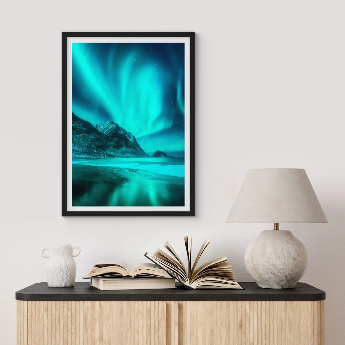 Pôster com moldura preta - Uma foto da aurora boreal sobre uma paisagem montanhosa - 50x70cm - Maravilhas do Norte - Decoração de parede moderna para a sala de estar e quarto ARTTOR