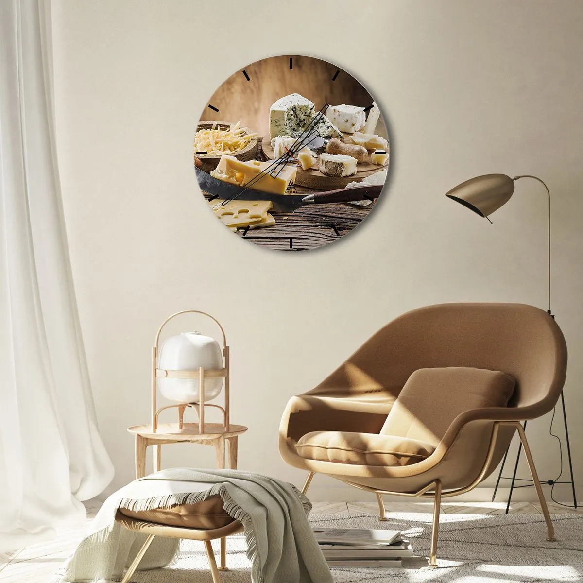 Relógio de parede - Relógio em vidro - Uma tábua de queijos com diversas variedades sobre um fundo de madeira - 30x30cm - Sorria para o queijo - Decoração de parede moderna para a sala de estar, cozinha e quarto ARTTOR