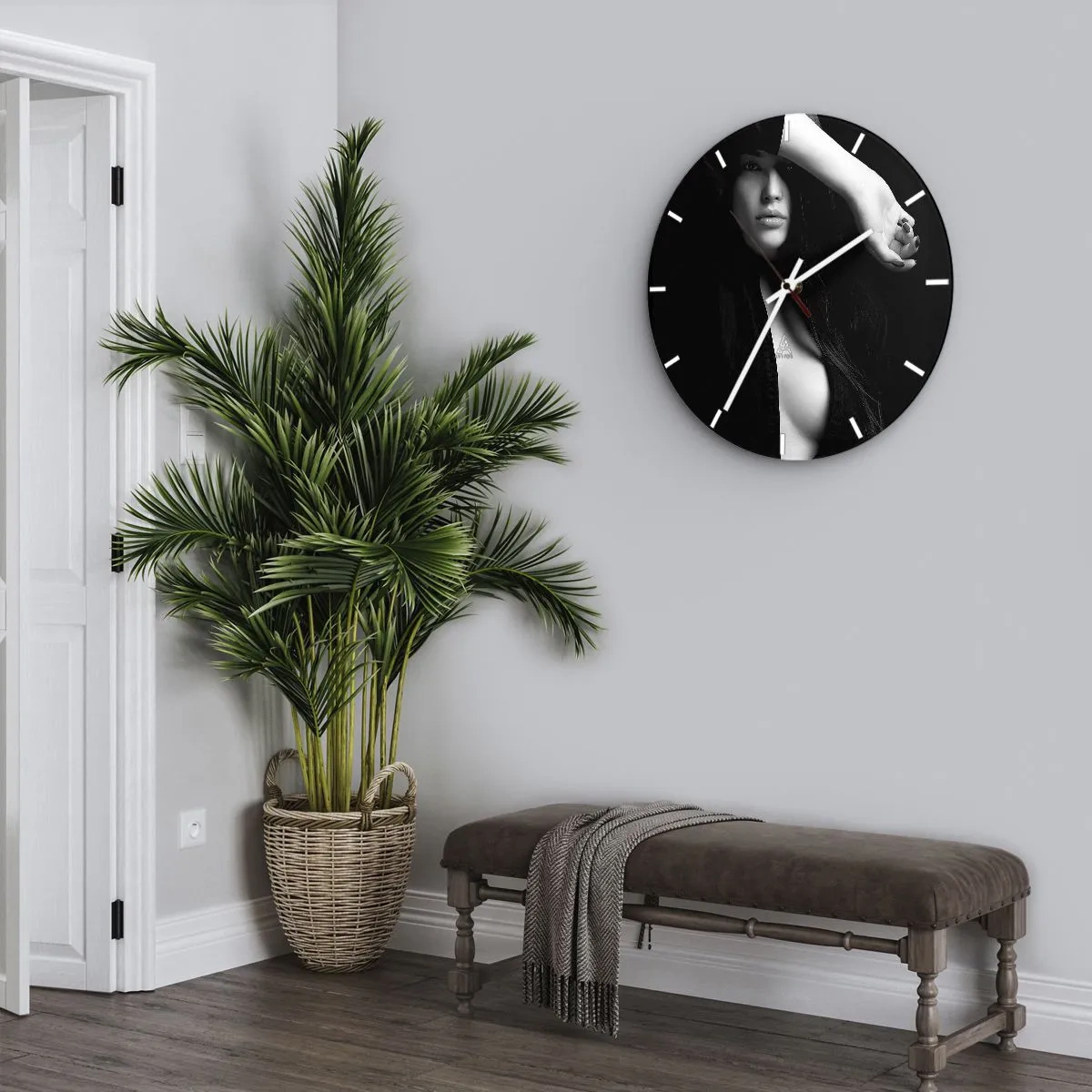 Relógio de parede - Relógio em vidro - Retrato em preto e branco de uma mulher com o rosto coberto e um ombro nu - 30x30cm - Escola de sedução - Decoração de parede moderna para a sala de estar, cozinha e quarto ARTTOR