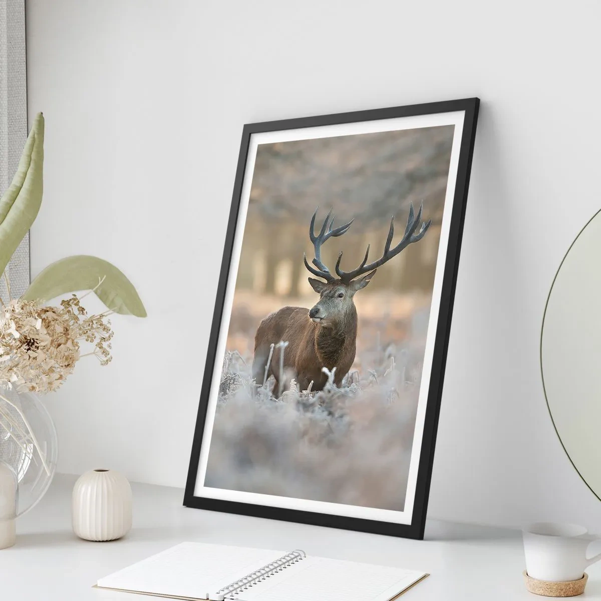 Pôster com moldura preta - Um cervo imponente em um cenário de floresta de inverno - 50x70cm - Uma manhã fresca - Decoração de parede moderna para a sala de estar e quarto ARTTOR