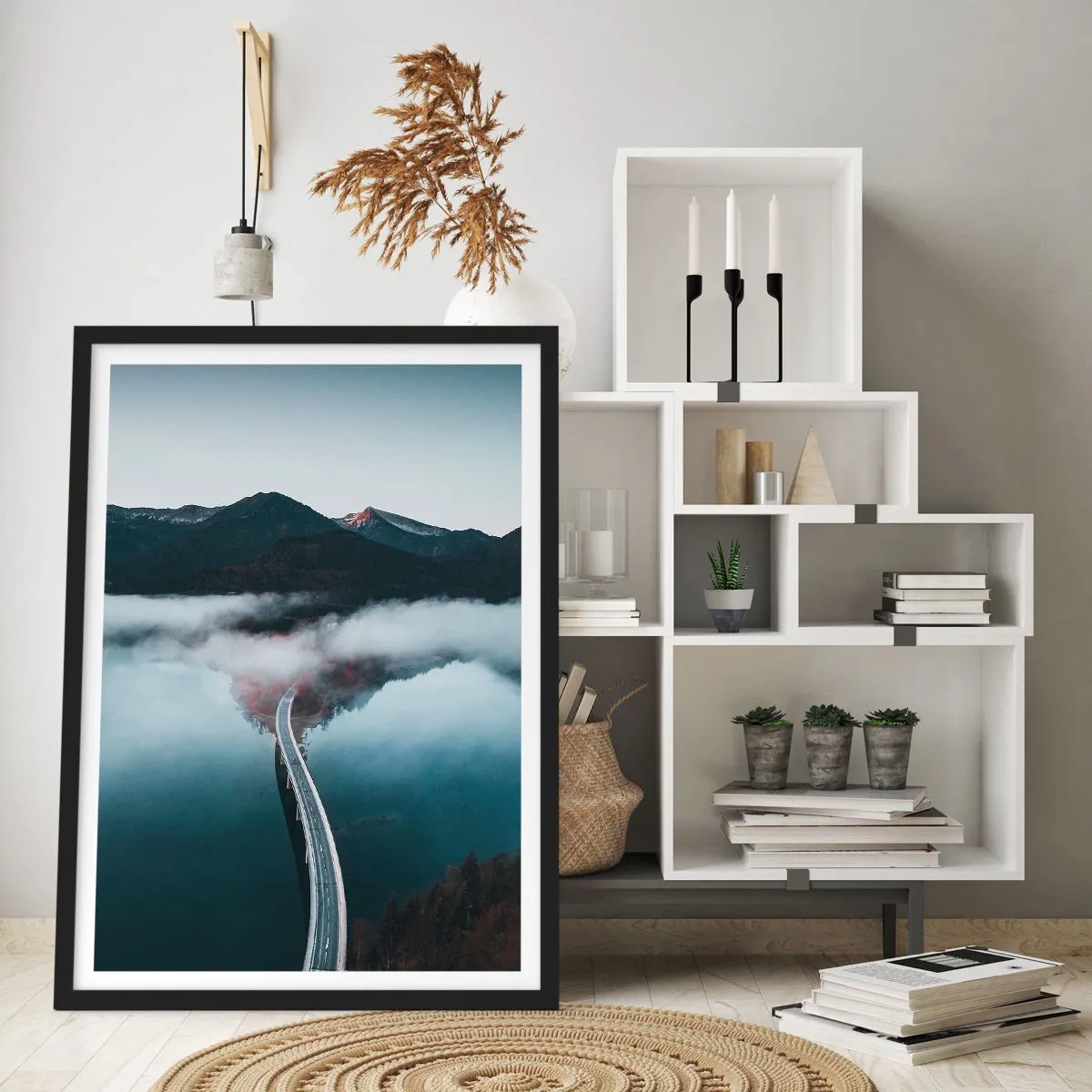 Pôster com moldura preta - Uma ponte sobre um lago tranquilo, refletindo as montanhas ao fundo. - 50x70cm - Sobre a água tão lisa quanto um espelho - Decoração de parede moderna para a sala de estar e quarto ARTTOR