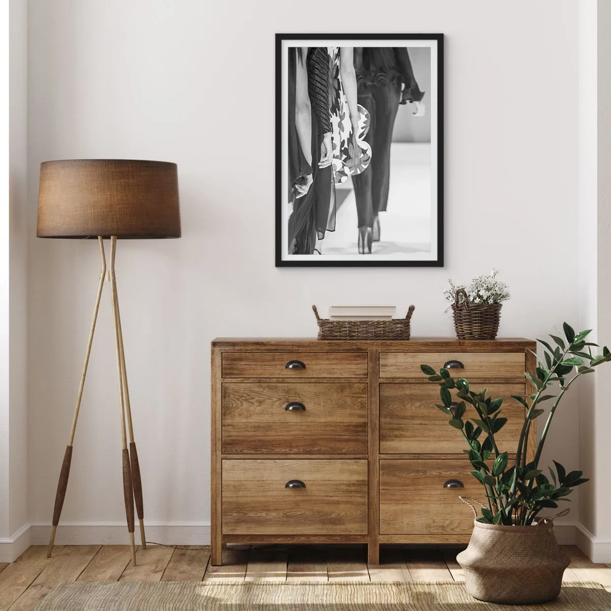 Pôster com moldura preta - Foto em preto e branco de modelos na passarela - 50x70cm - Um desfile estiloso - Decoração de parede moderna para a sala de estar e quarto ARTTOR