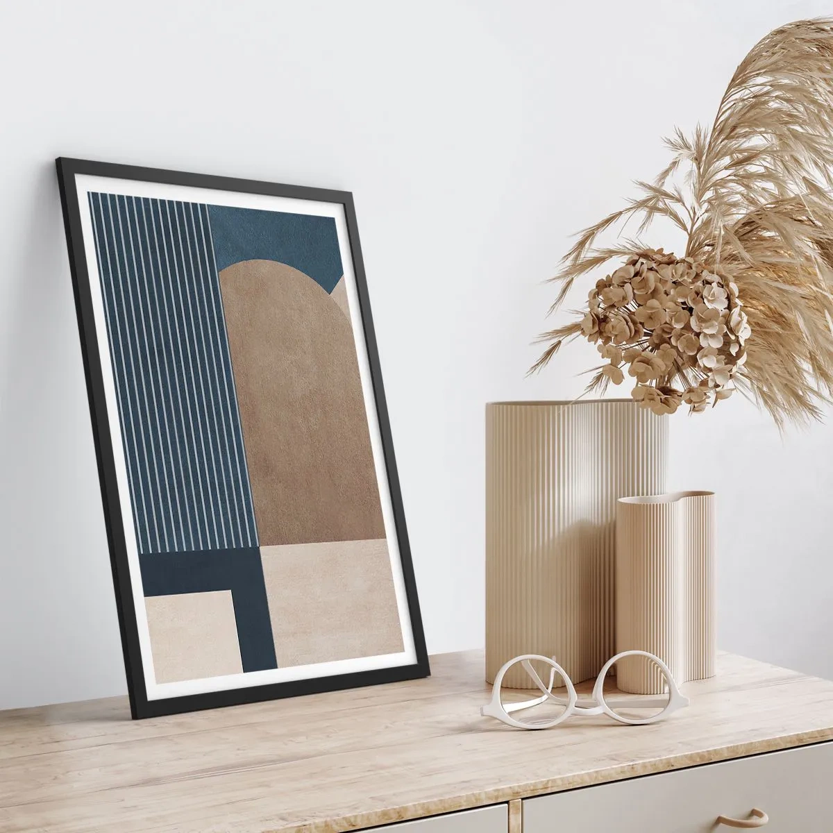 Pôster com moldura preta - Composição geométrica abstrata em tons de azul marinho e bege - 50x70cm - Uma composição de simplicidade e redondeza - Decoração de parede moderna para a sala de estar e quarto ARTTOR