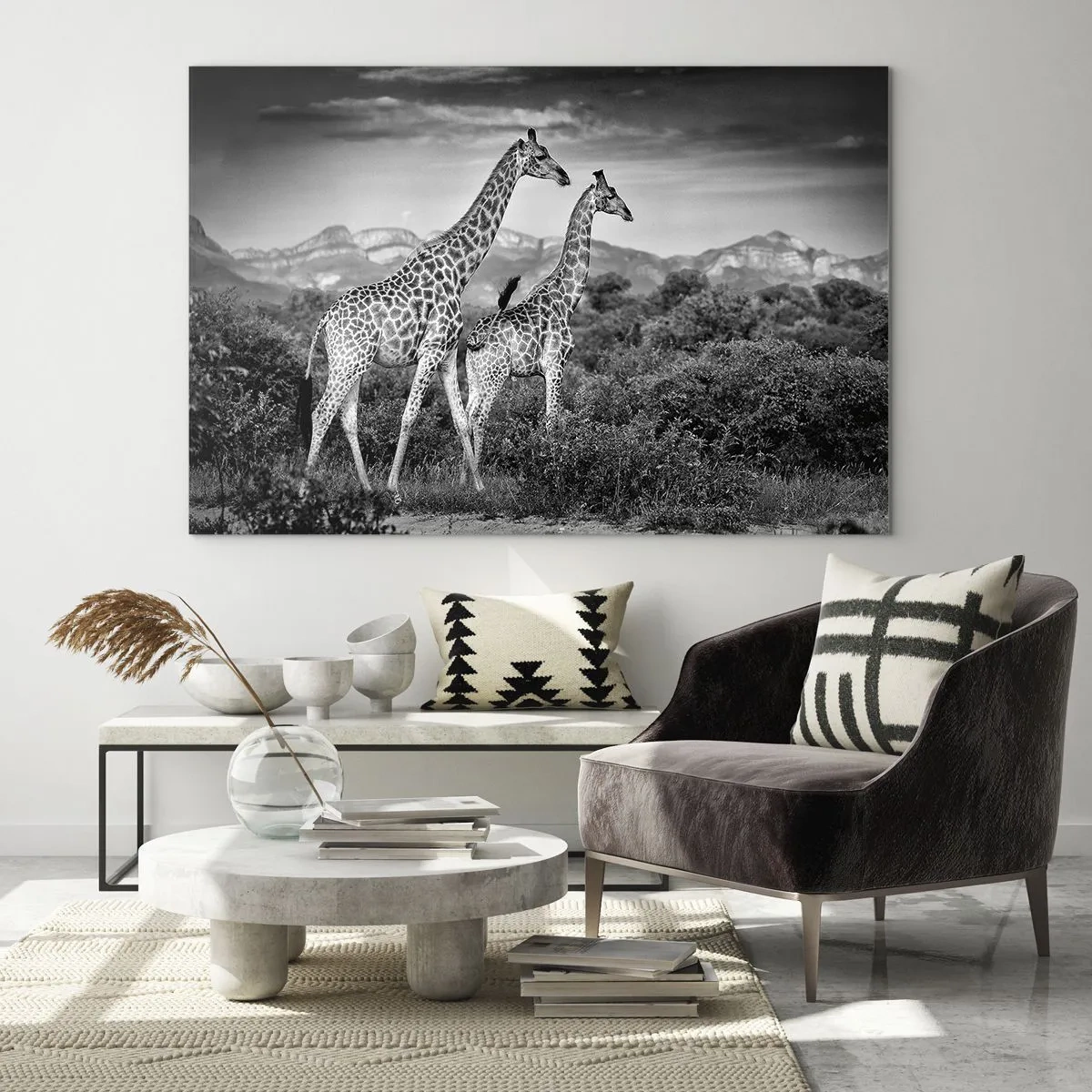 Quadro em vidro - Uma fotografia em preto e branco de duas girafas na savana. - 70x50cm - Alta Sociedade na África - Decoração de parede moderna para a sala de estar e quarto ARTTOR