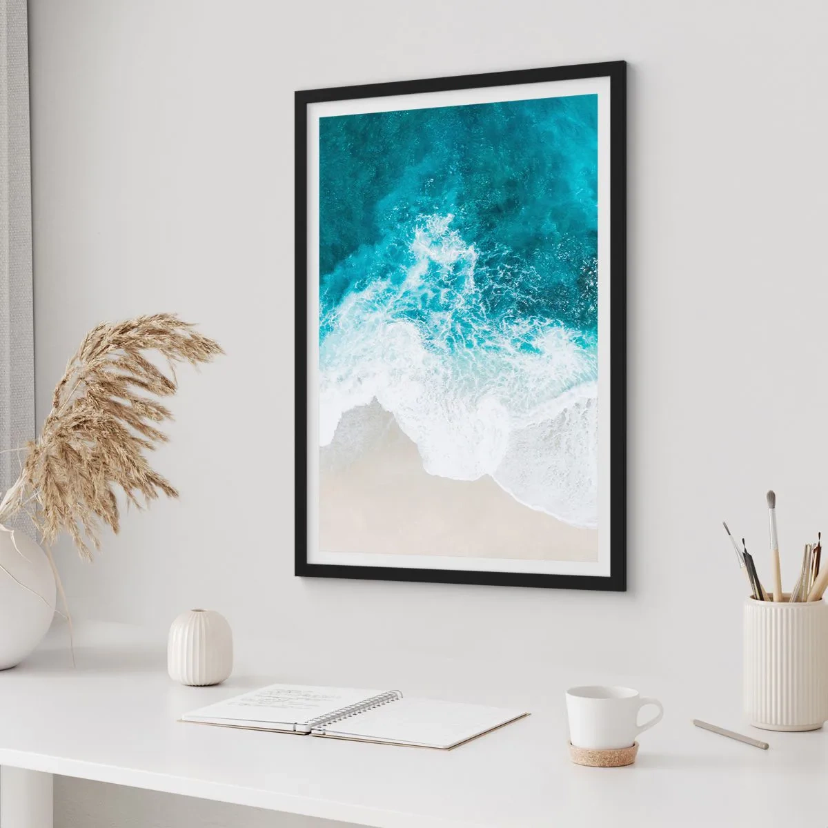 Pôster com moldura preta - Vista aérea de ondas turquesa quebrando em uma praia de areia - 50x70cm - Carícia natural - Decoração de parede moderna para a sala de estar e quarto ARTTOR
