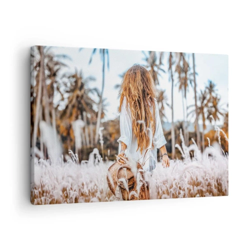 Quadro em tela - Uma mulher em um campo de grama com palmeiras ao fundo ao pôr do sol - 70x50cm - Nascida da maciez da relva - Decoração de parede moderna para a sala de estar e quarto ARTTOR