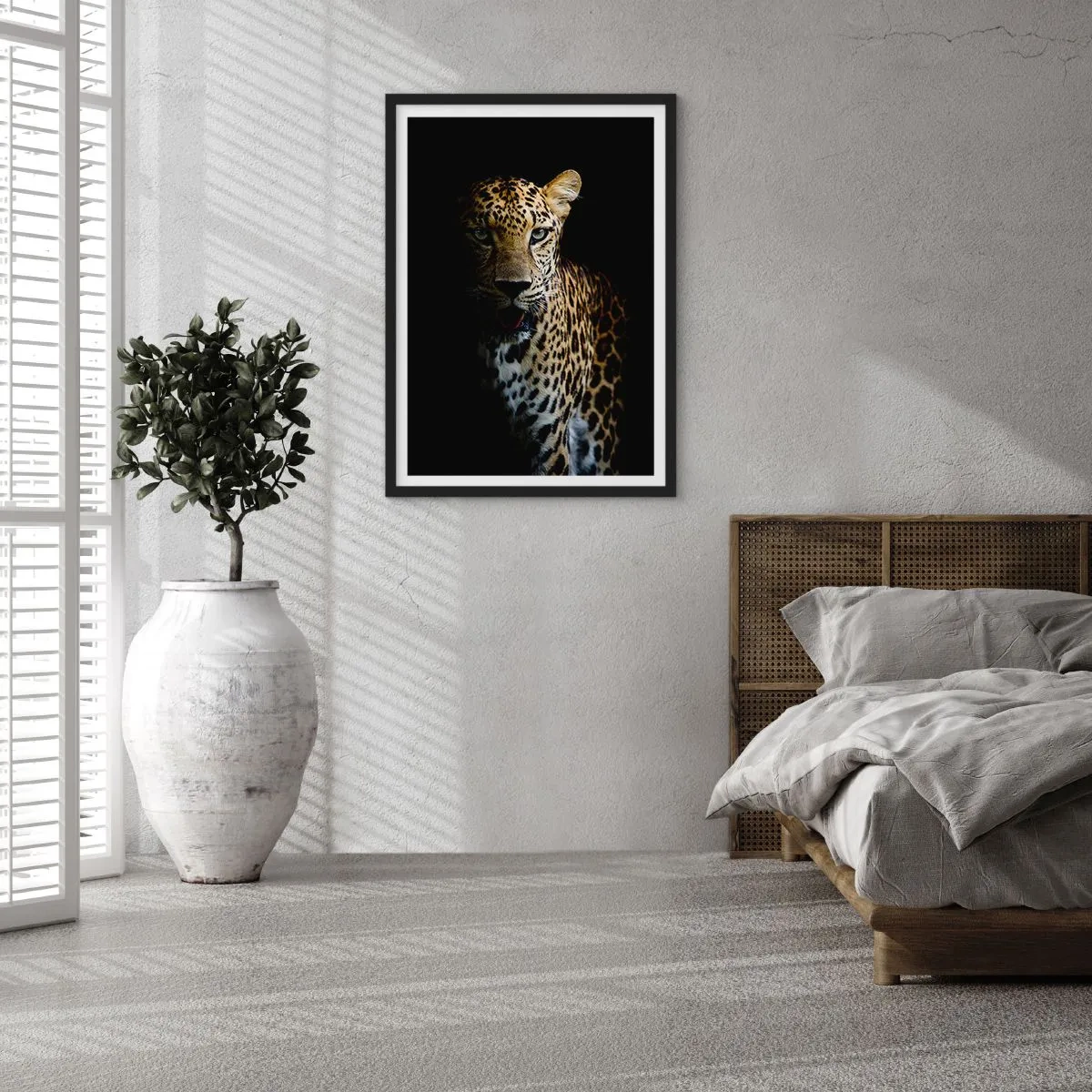 Pôster com moldura preta - Um leopardo contra um fundo escuro com detalhes de pelo vívidos. - 50x70cm - Beleza escura - Decoração de parede moderna para a sala de estar e quarto ARTTOR