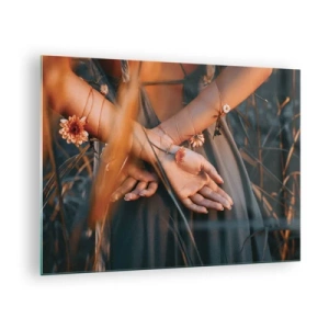 Quadro em vidro - Close-up das mãos entrelaçadas de uma mulher com flores sobre um fundo gramado - 70x50cm - Ligada à natureza - Decoração de parede moderna para a sala de estar e quarto ARTTOR