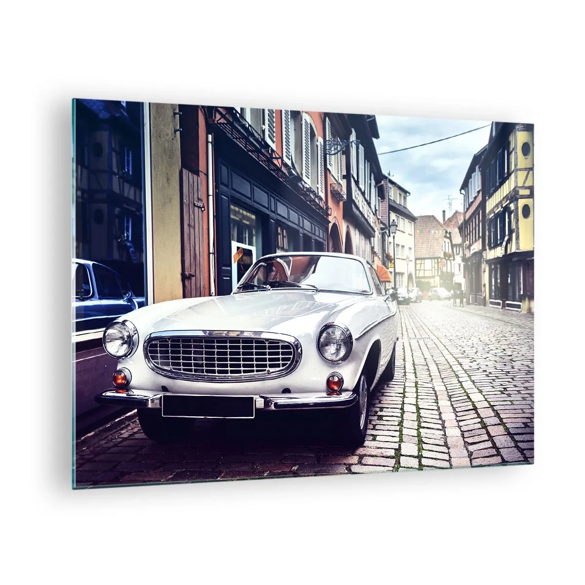 Quadro em vidro - Um carro clássico branco com um cenário de edifícios históricos - 70x50cm - O passado é hoje - Decoração de parede moderna para a sala de estar e quarto ARTTOR