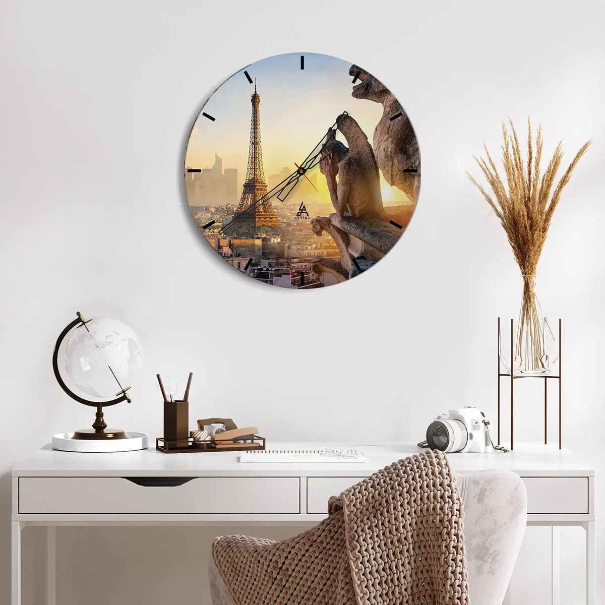 Relógio de parede - Relógio em vidro - Panorama da cidade ao pôr do sol com vista para a torre e esculturas - 30x30cm - Muita coisa mudou... - Decoração de parede moderna para a sala de estar, cozinha e quarto ARTTOR