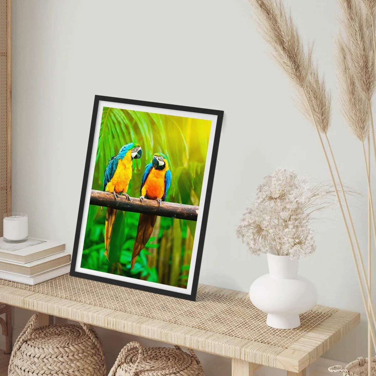 Pôster com moldura preta - Papagaios de cores vibrantes em um ambiente tropical - 50x70cm - E ouviste dizer que ela...? - Decoração de parede moderna para a sala de estar e quarto ARTTOR