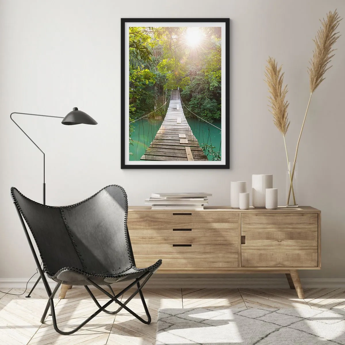 Pôster com moldura preta - Ponte de madeira em uma floresta tropical com raios de sol - 50x70cm - Da água azul para a floresta azul - Decoração de parede moderna para a sala de estar e quarto ARTTOR