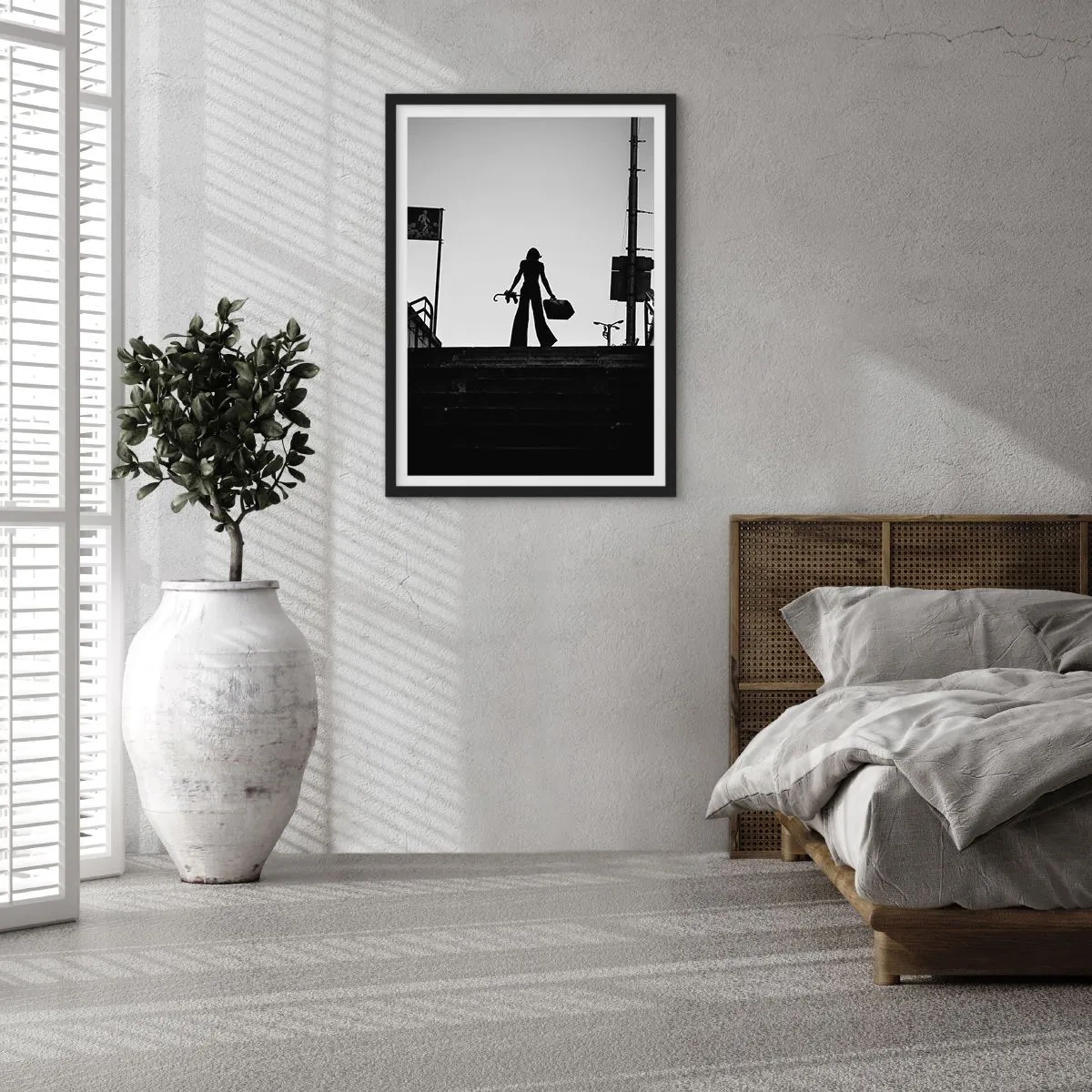 Pôster com moldura preta - Silhueta de uma mulher com uma mala contra o pôr do sol - 50x70cm - Caminhadas urbanas - Decoração de parede moderna para a sala de estar e quarto ARTTOR