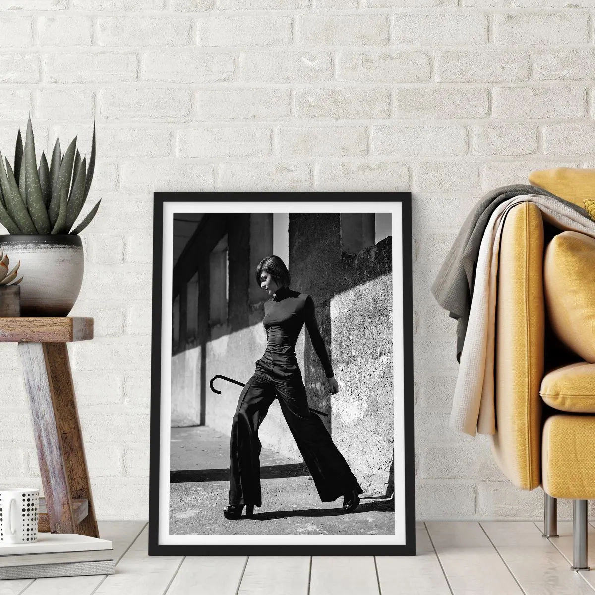 Pôster com moldura preta - Uma mulher com uma roupa elegante e uma bengala contra o pano de fundo de uma arquitetura austera - 50x70cm - Elegância urbana - Decoração de parede moderna para a sala de estar e quarto ARTTOR