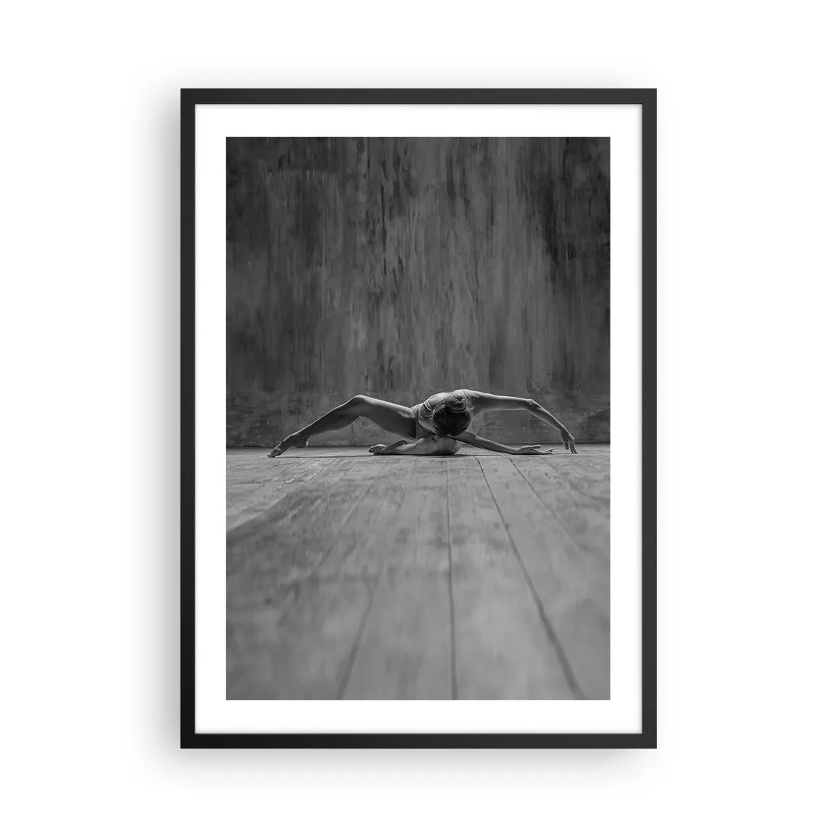 Pôster com moldura preta - Uma dançarina em pose artística em um palco de madeira - 50x70cm - Simetria encontrada - Decoração de parede moderna para a sala de estar e quarto ARTTOR