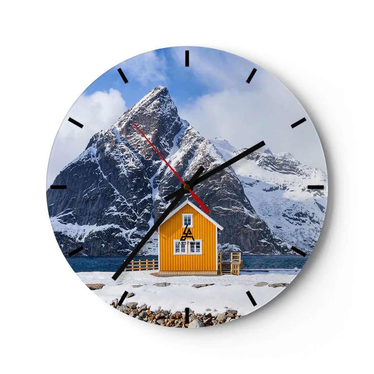 Relógio de parede - Relógio em vidro - Uma casa amarela perto da água com um cenário de montanhas cobertas de neve - 30x30cm - Feriados escandinavos - Decoração de parede moderna para a sala de estar, cozinha e quarto ARTTOR