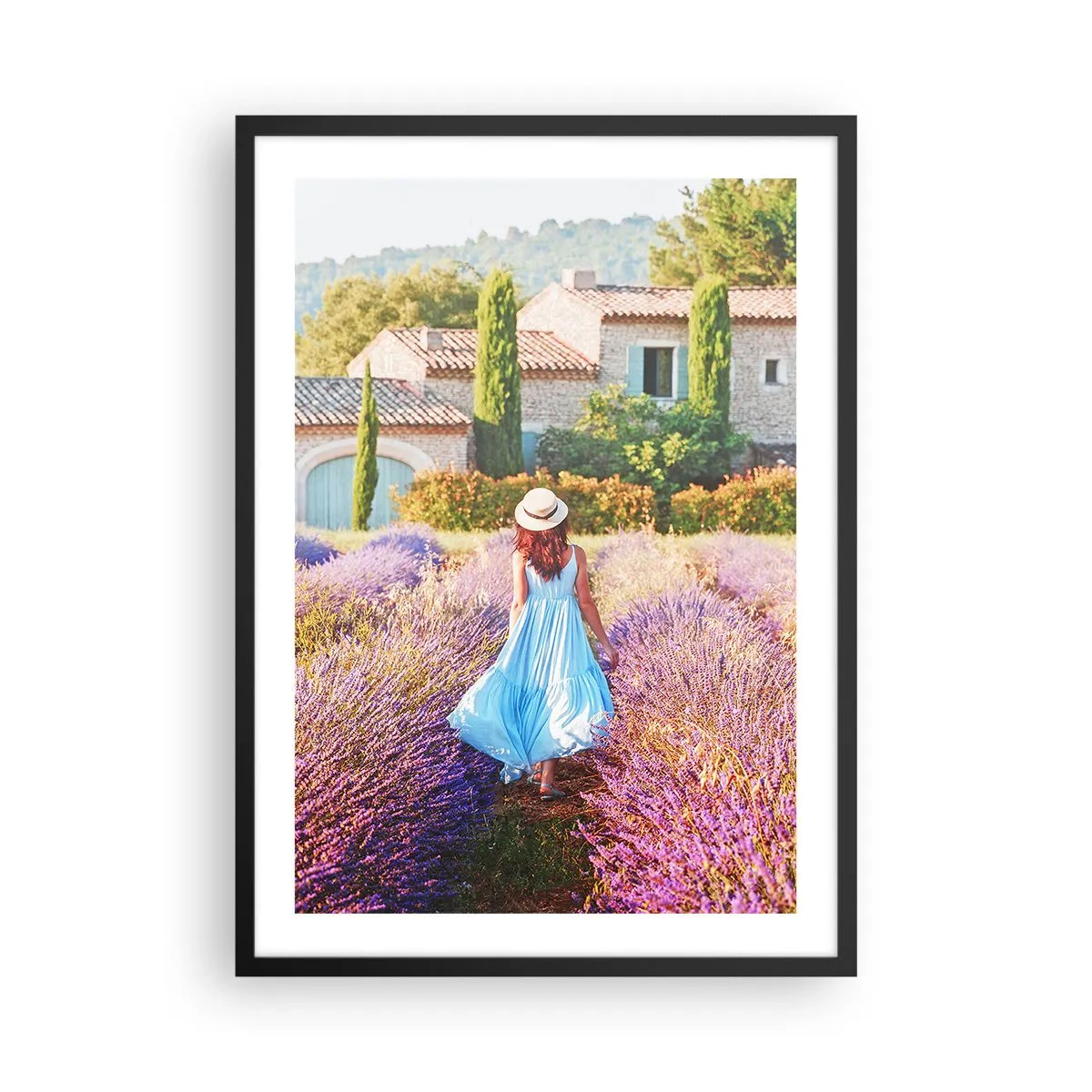 Pôster com moldura preta - Uma mulher de vestido azul caminhando por um campo de lavanda. - 50x70cm - Menina Lavanda - Decoração de parede moderna para a sala de estar e quarto ARTTOR