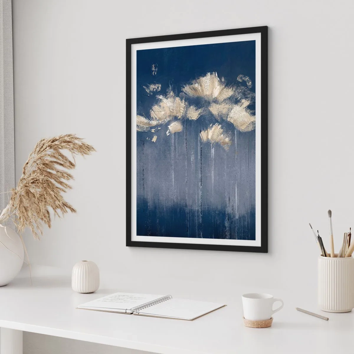 Pôster com moldura preta - Flores abstratas douradas em um fundo azul marinho profundo - 50x70cm - Como pétalas ao vento - Decoração de parede moderna para a sala de estar e quarto ARTTOR