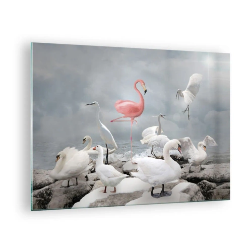 Quadro em vidro - Um flamingo rosa entre cisnes brancos e garças contra a água - 70x50cm - Como vim parar aqui? - Decoração de parede moderna para a sala de estar e quarto ARTTOR