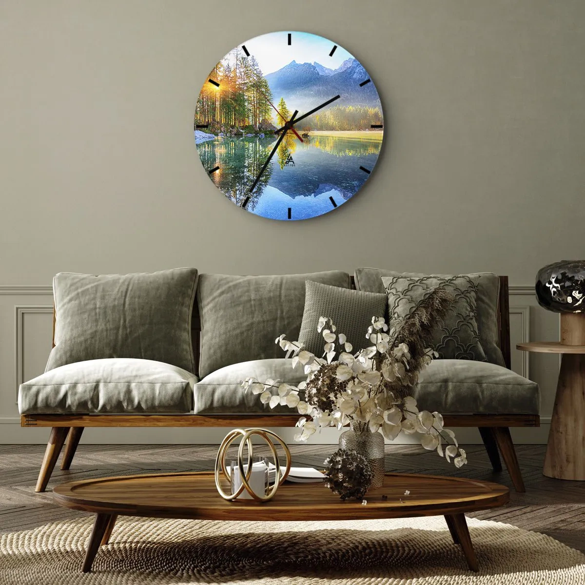 Relógio de parede - Relógio em vidro - Lago de montanha ao amanhecer com reflexos de árvores e picos - 30x30cm - Majestade e doçura - Decoração de parede moderna para a sala de estar, cozinha e quarto ARTTOR