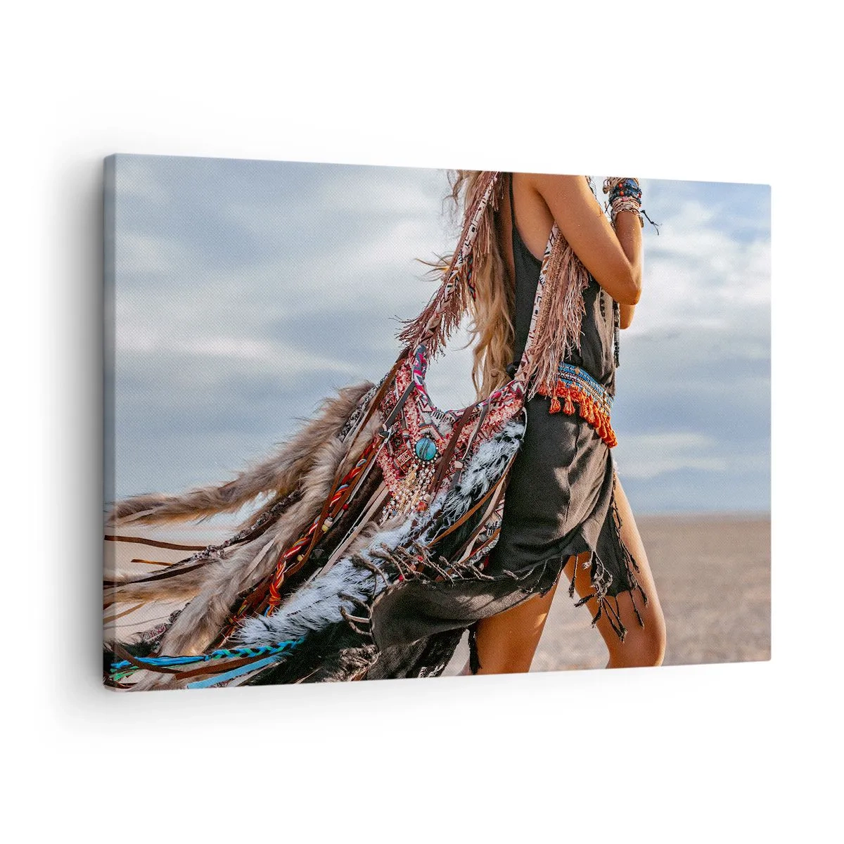 Quadro em tela - Uma mulher em estilo boho com detalhes de penas e joias - 70x50cm - Namorada do Xamã - Decoração de parede moderna para a sala de estar e quarto ARTTOR