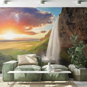 Papel de Parede Standard Eco - Uma cachoeira pitoresca caindo de uma rocha ao pôr do sol - 100x70cm - A plenitude do Verão islandês - Decoração de parede moderna para a sala de estar e quarto ARTTOR